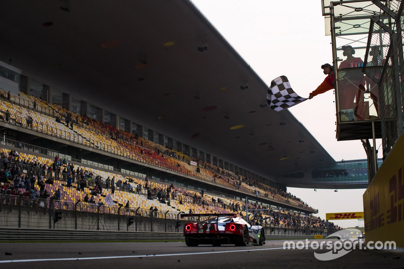 Bandera a cuadros para el #67 Ford Chip Ganassi Racing Team UK Ford GT de Andy Priaulx, Harry Tincknell