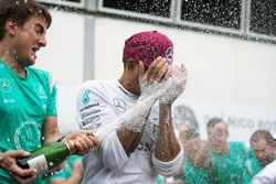 Ganador de la carrera Lewis Hamilton, Mercedes AMG F1 celebra con el equipo