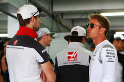Ромен Грожан, Haas F1 Team та Ніко Росберг, Mercedes AMG F1 на параді пілотів