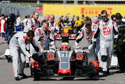 Esteban Gutierrez, Haas F1 Team VF-16 op de grid