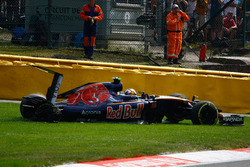 Карлос Сайнс-мол., Scuderia Toro Rosso STR11, схід з дистанції