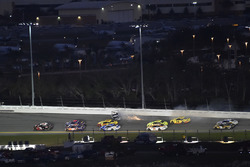 Austin Dillon, Richard Childress Racing Chevrolet Camaro líder a Aric Almirola, Stewart-Haas Racing