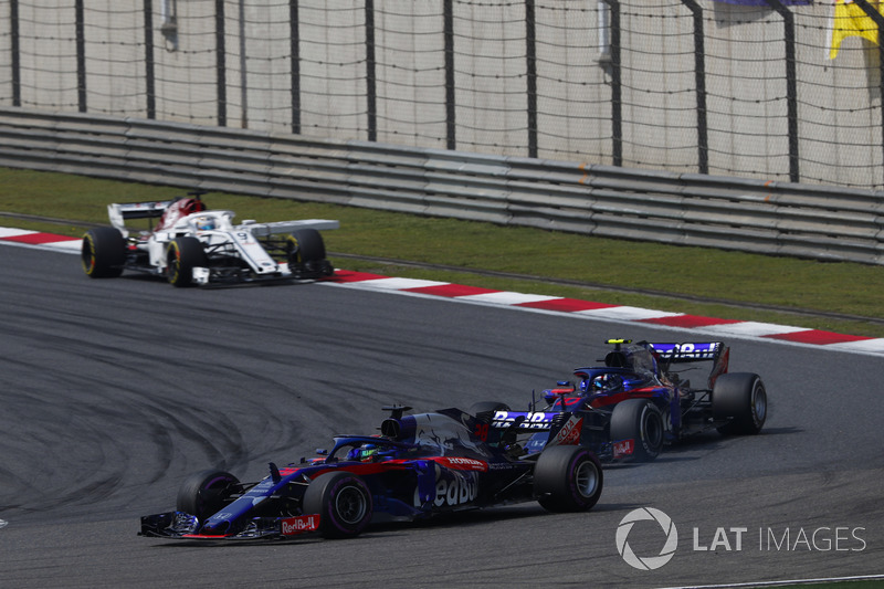 Brendon Hartley, Toro Rosso STR13 Honda, devant Pierre Gasly, Toro Rosso STR13 Honda, et Marcus Ericsson, Sauber C37 Ferrari