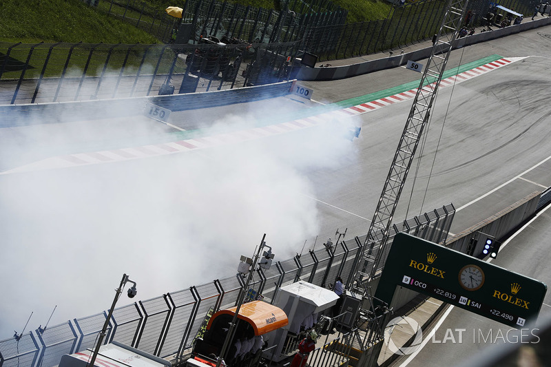 Nico Hulkenberg, Renault Sport F1 Team R.S. 18, met een opgeblazen motor