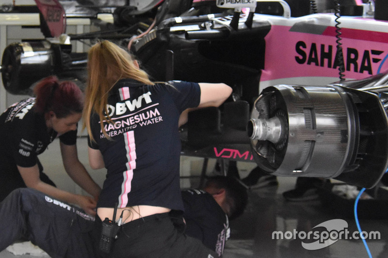 Force India F1 mechanics