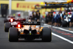 Fernando Alonso, McLaren MCL33, returns to the pits