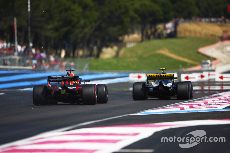 Daniel Ricciardo, Red Bull Racing RB14, supera a Carlos Sainz Jr., Renault Sport F1 Team R.S. 18