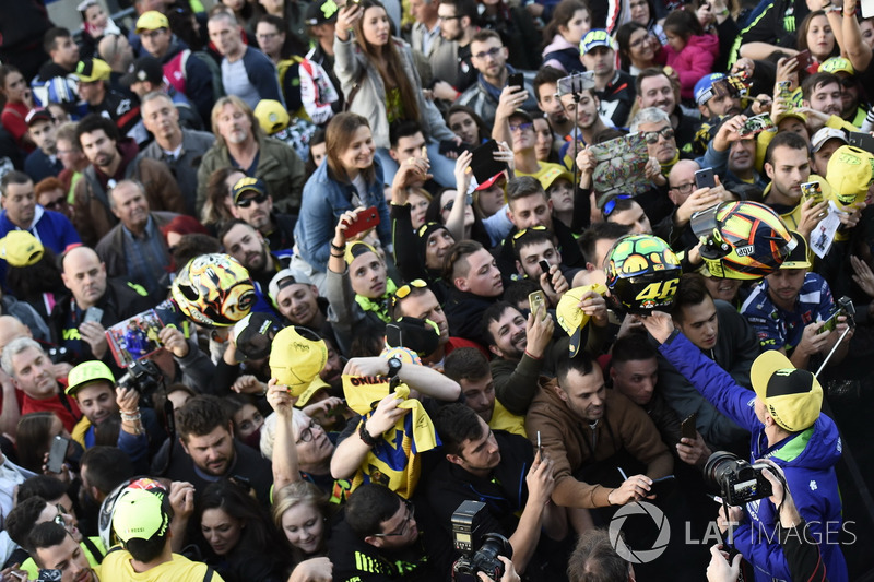 Valentino Rossi, Yamaha Factory Racing avec des fans