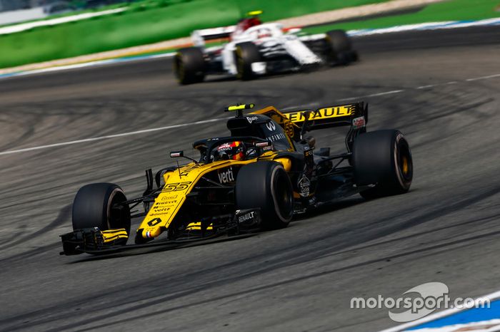 Carlos Sainz Jr., Renault Sport F1 Team R.S. 18, delante de Charles Leclerc, Sauber C37