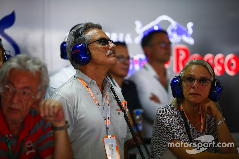 Dr. Mario Theissen visits the Toro Rosso garage