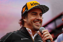 Fernando Alonso, McLaren, est interviewé sur scène
