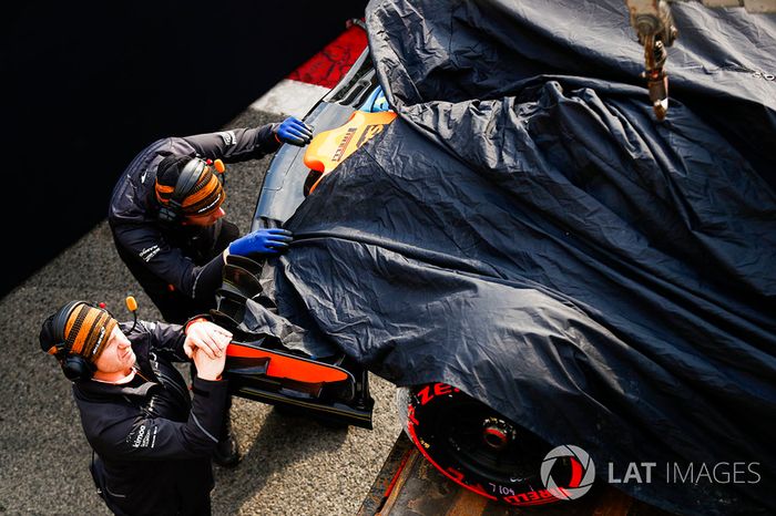 El McLaren MCL33 de Fernando Alonso regresa a los pits