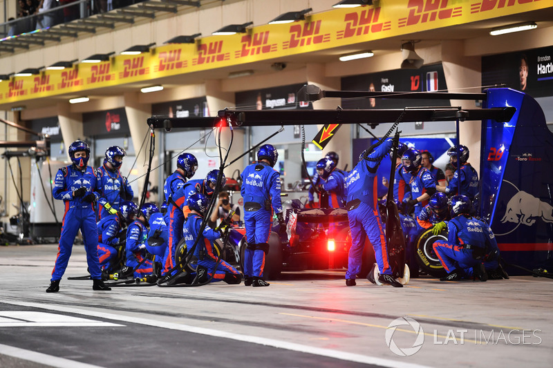 Pierre Gasly, Scuderia Toro Rosso STR13 pit stop