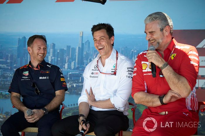 Christian Horner, director del equipo, Red Bull Racing, Toto Wolff, director ejecutivo (negocios), M