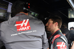 Retirado de la carrera Romain Grosjean, Haas F1 y Guenther Steiner, director, Haas F1 Team