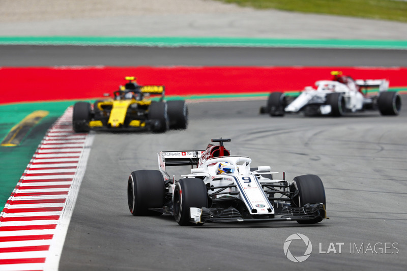 Marcus Ericsson, Sauber C37, Carlos Sainz Jr., Renault Sport F1 Team R.S. 18, Charles Leclerc, Sauber C37