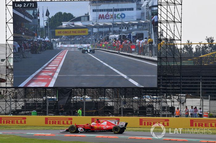 Sebastian Vettel, Ferrari SF70H y Lewis Hamilton, Mercedes-Benz F1 W08