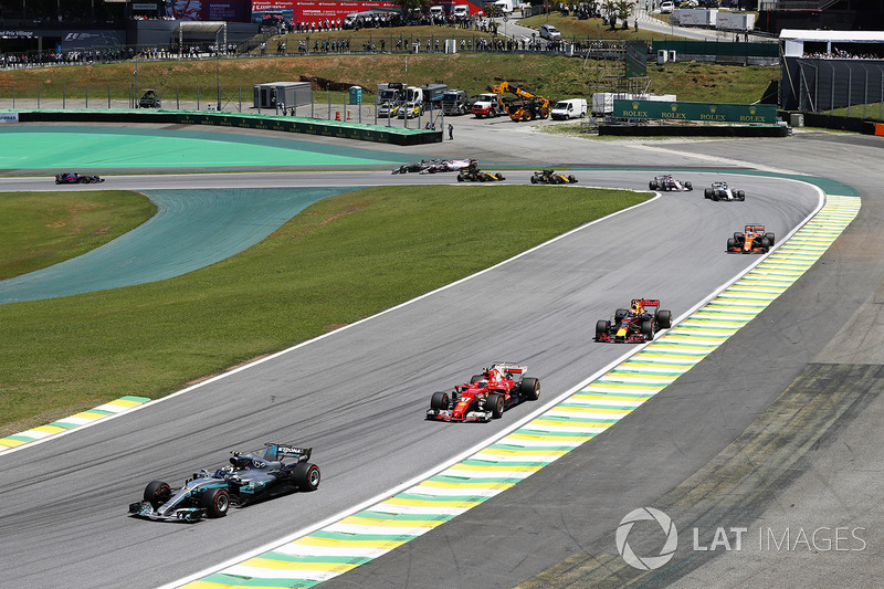 Valtteri Bottas, Mercedes-Benz F1 W08, Kimi Raikkonen, Ferrari SF70H