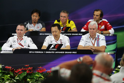 La Conferencia de prensa FIA (desde la fila posterior (de izquierda a derecha)): Ayao Komatsu, Haas