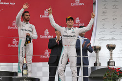 Winnaar Nico Rosberg, Mercedes AMG F1 viert op het podium met Lewis Hamilton, Mercedes AMG F1