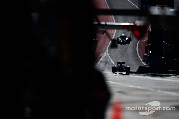 Fernando Alonso, McLaren MP4-31 deja los pits