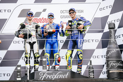 Подіум: переможець гонки Маверік Віньялес, Team Suzuki MotoGP, друге місце Кел Кратчлоу, Тeam LCR Ho