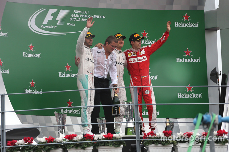 Podium: Lewis Hamilton, Mercedes AMG F1 Team, Nico Rosberg, Mercedes AMG F1 Team and Sebastian Vette