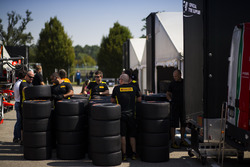 Pirelli-teamleden pakken de banden uit