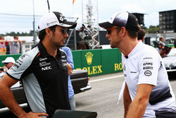 Fahrerparade: Sergio Perez, Sahara Force India F1, mit Jenson Button, McLaren