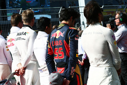 Карлос Сайнс-молодший, Scuderia Toro Rosso на стартовій решітці слухає національний гімн
