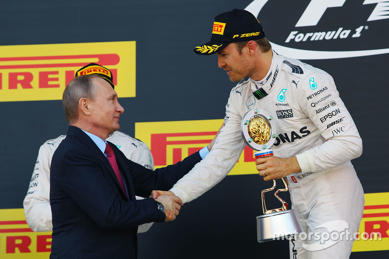 Podium: Vladimir Putin, Russian Federation President and winner Nico Rosberg, Mercedes AMG F1 Team