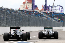 Fernando Alonso, McLaren MP4-31 und Lewis Hamilton, Mercedes AMG F1 Team W07