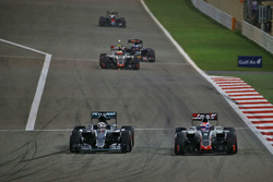 Lewis Hamilton, Mercedes AMG F1 Team W07 e Romain Grosjean, Haas F1 Team VF-16