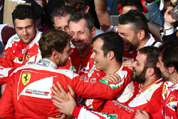 Sebastian Vettel, Ferrari, nel parco chiuso con la squadra