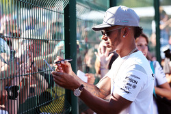 Льюїс Хемілтон, Mercedes AMG F1 підписує автографи для шанувальників