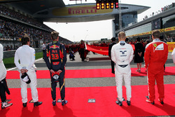 Max Verstappen, Scuderia Toro Rosso, Valtteri Bottas, Williams sur la grille pendant l'hymne national. Lewis Hamilton, Mercedes AMG F1 Team manque à l'appel
