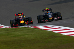 Daniel Ricciardo, Red Bull Racing RB12 y Carlos Sainz Jr., Scuderia Toro Rosso STR11