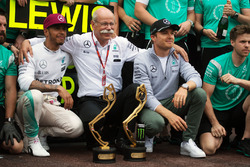 Ganador de la carrera Lewis Hamilton, Mercedes AMG F1 celebra con el equipo, el Dr. Dieter Zetsche,
