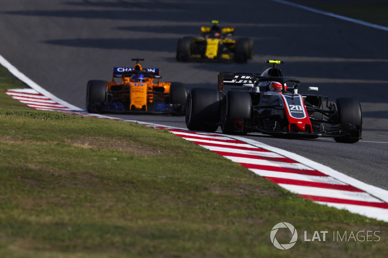 Kevin Magnussen, Haas F1 Team VF-18 Ferrari, Fernando Alonso, McLaren MCL33 Renault y Carlos Sainz Jr., Renault Sport F1 Team R.S. 18