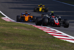Кевин Магнуссен, Haas F1 Team VF-18, Фернандо Алонсо, McLaren MCL33, и Карлос Сайнс, Renault Sport F