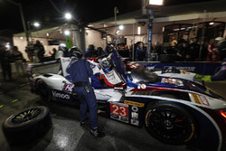 #23 United Autosports Ligier LMP2, P: Phil Hanson, Lando Norris, Fernando Alonso, pit stop