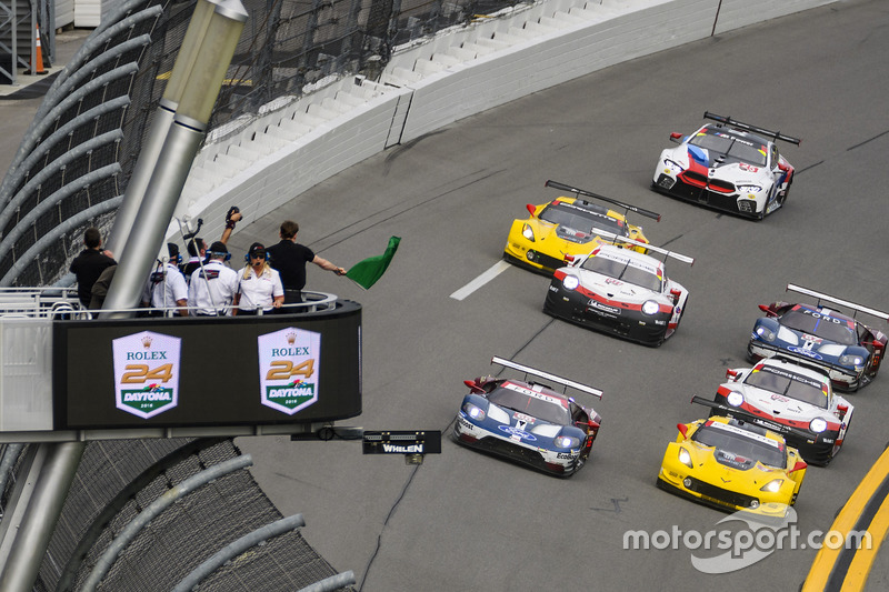 GTLM start: #66 Chip Ganassi Racing Ford GT, GTLM: Dirk Müller, Joey Hand, Sébastien Bourdais leads