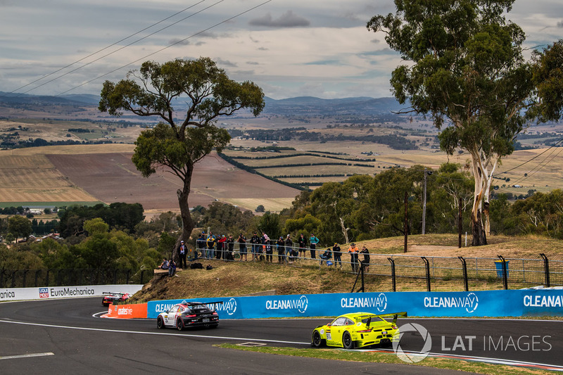 #911 Manthey-Racing Porsche 911 GT3 R: Romain Dumas, Frederic Makowiecki, Dirk Werner