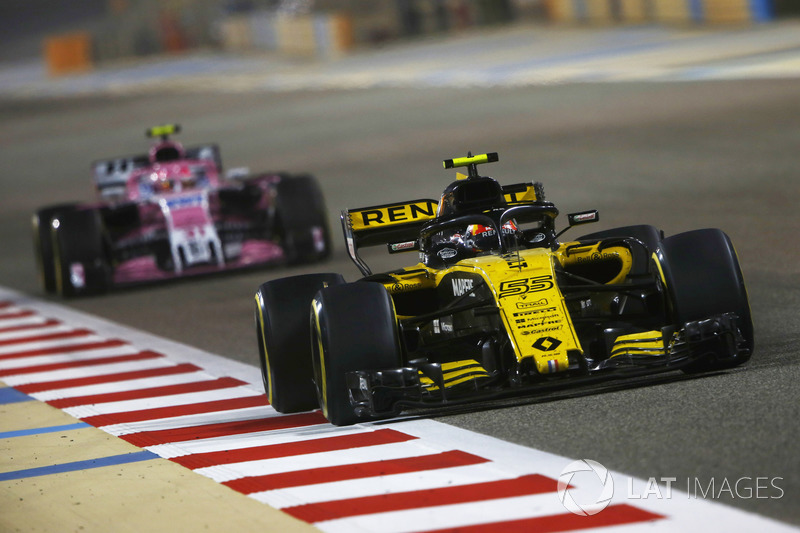 Carlos Sainz Jr., Renault Sport F1 Team R.S. 18, Esteban Ocon, Force India VJM11 Mercedes