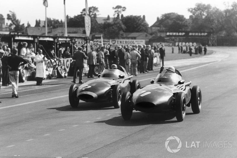 Yarış dışı kalan Tony Brooks, Stirling Moss, Vanwall'a aracını verdikten sonra