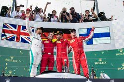 Podio: segundo lugar Lewis Hamilton, Mercedes-AMG F1, ganador de la carrera Sebastian Vettel, Ferrar