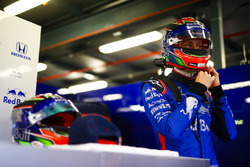 Brendon Hartley, Toro Rosso, straps his helmet on