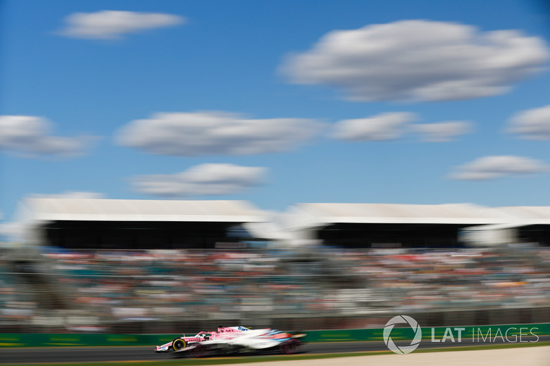 Sergey Sirotkin, Williams FW41, passes Sergio Perez, Force India VJM11