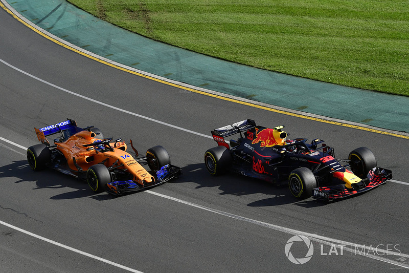 Max Verstappen, Red Bull Racing RB14 ve Fernando Alonso, McLaren MCL33