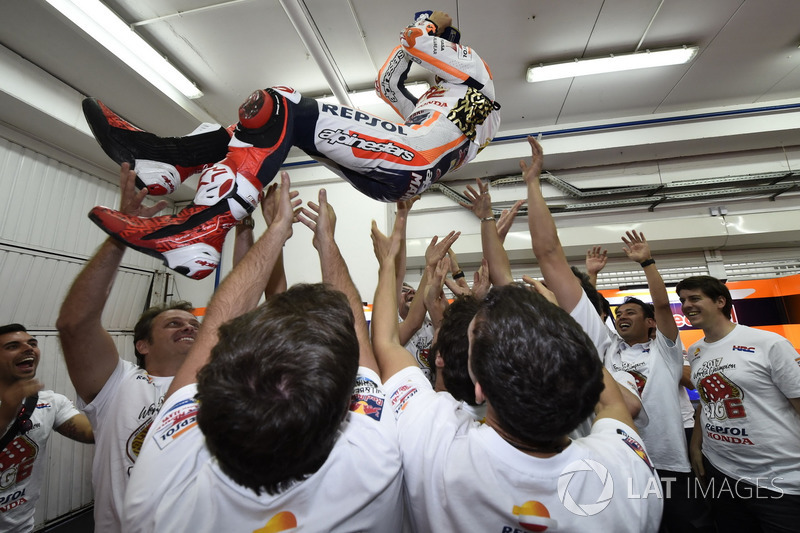 Campeón del mundo Marc Márquez, Repsol Honda Team celebra con el equipo